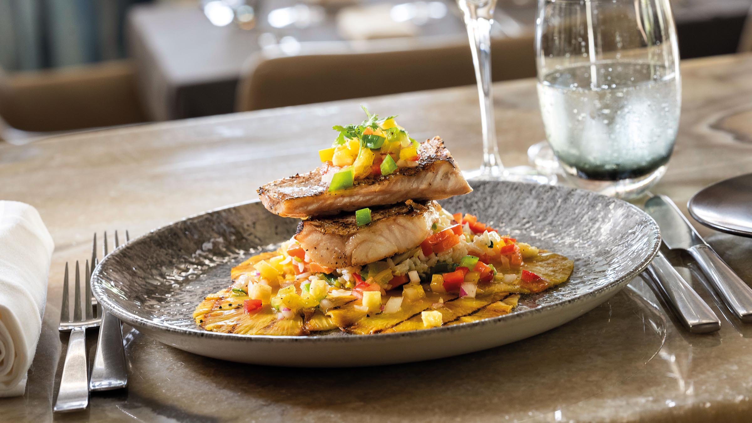 Filetes de peixe empilhados com molho verde