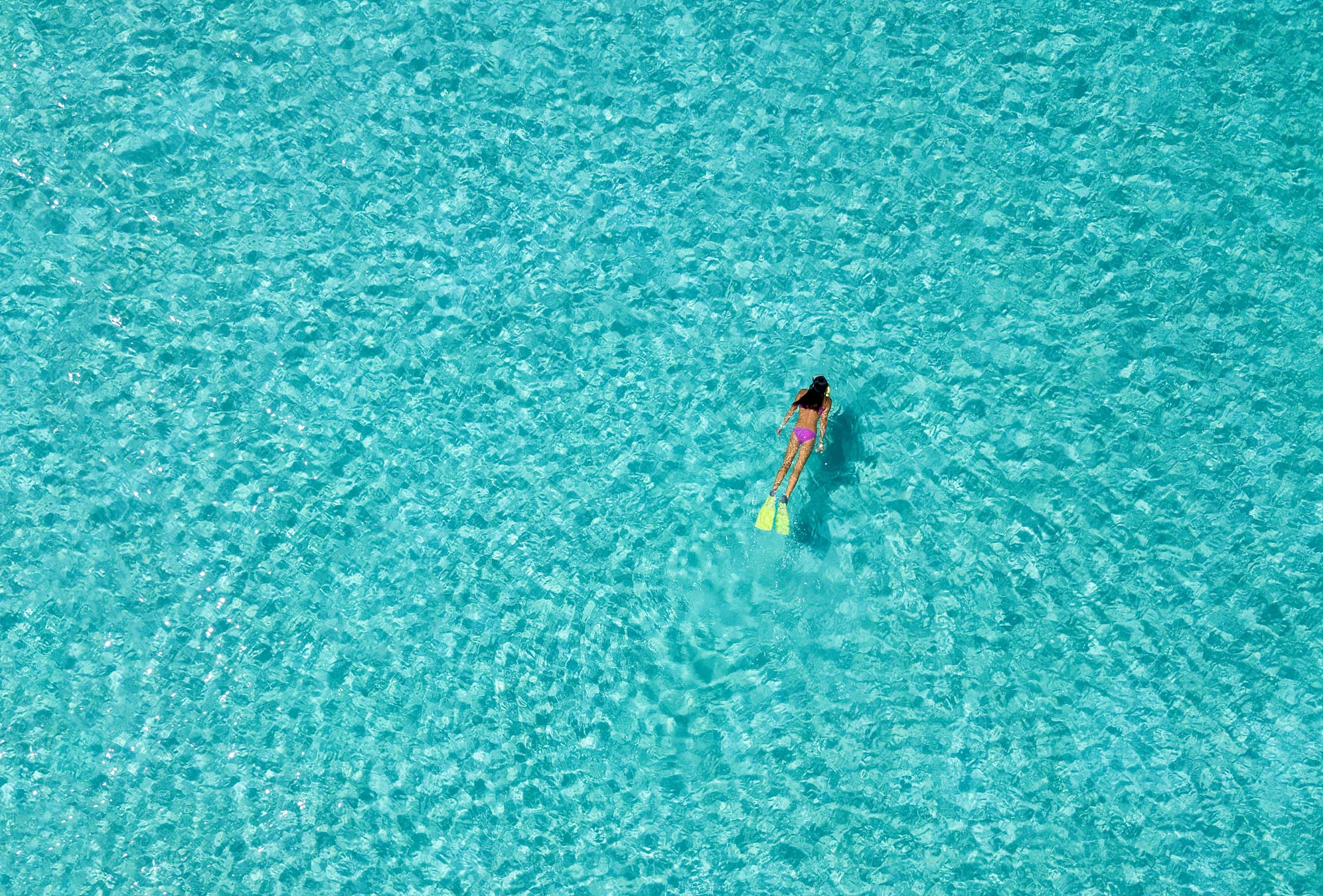 Vista aérea da mulher mergulhando no oceano