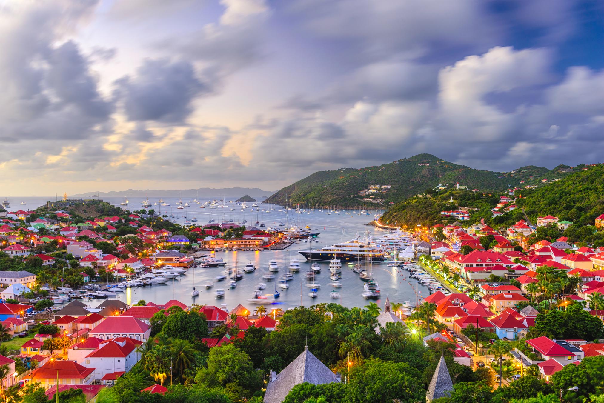 Vista da cidade e do oceano de St. Barts