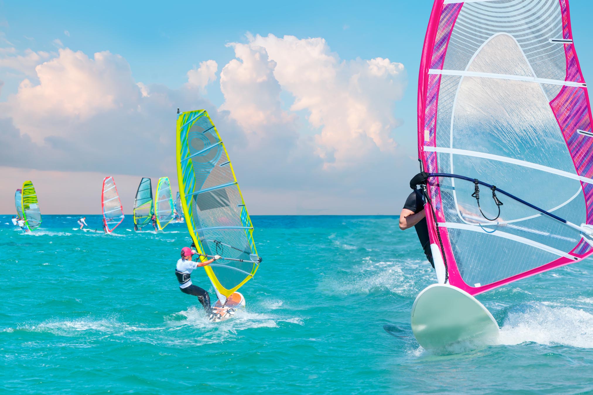 Duas pessoas windsurf no oceano