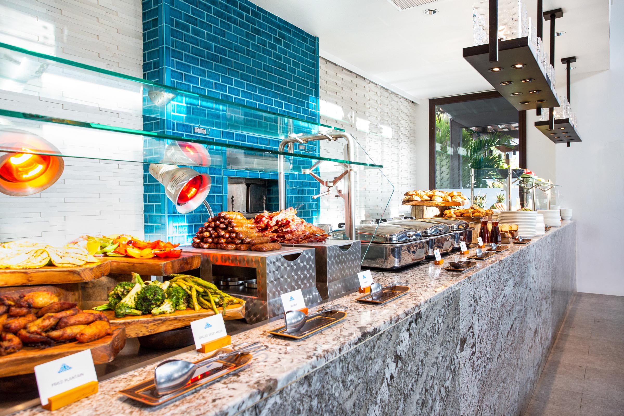 Buffet de café da manhã no balcão de mármore