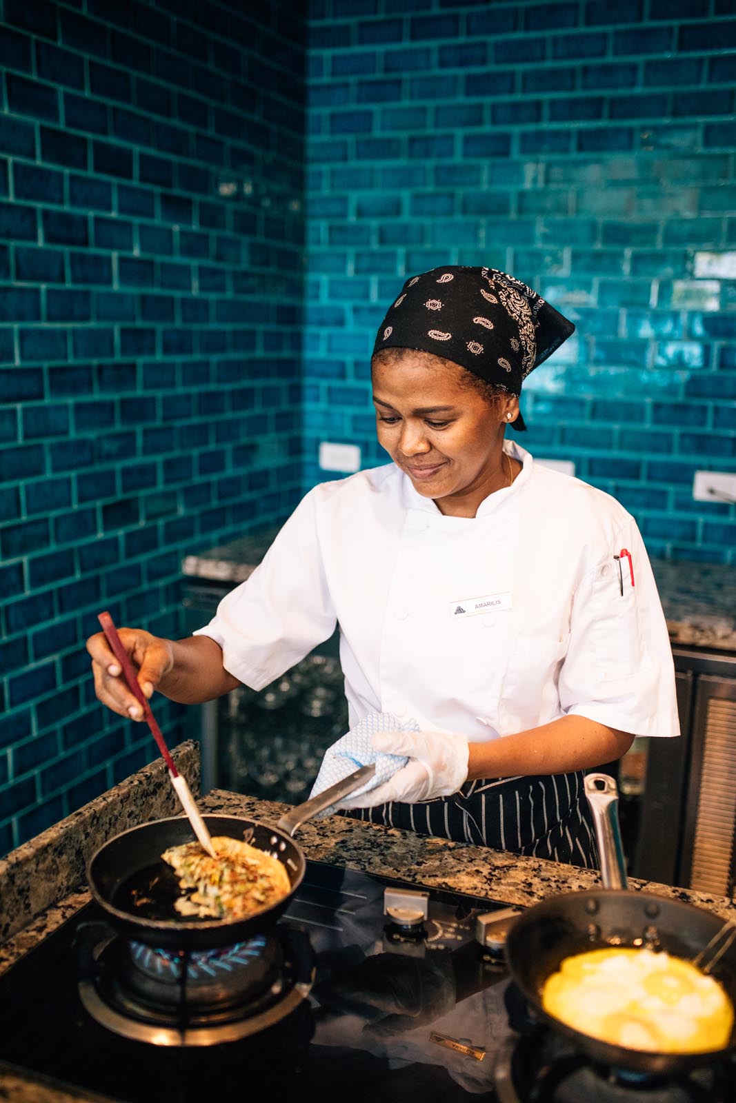 Mulher cozinhando com panela no bar de omeletes