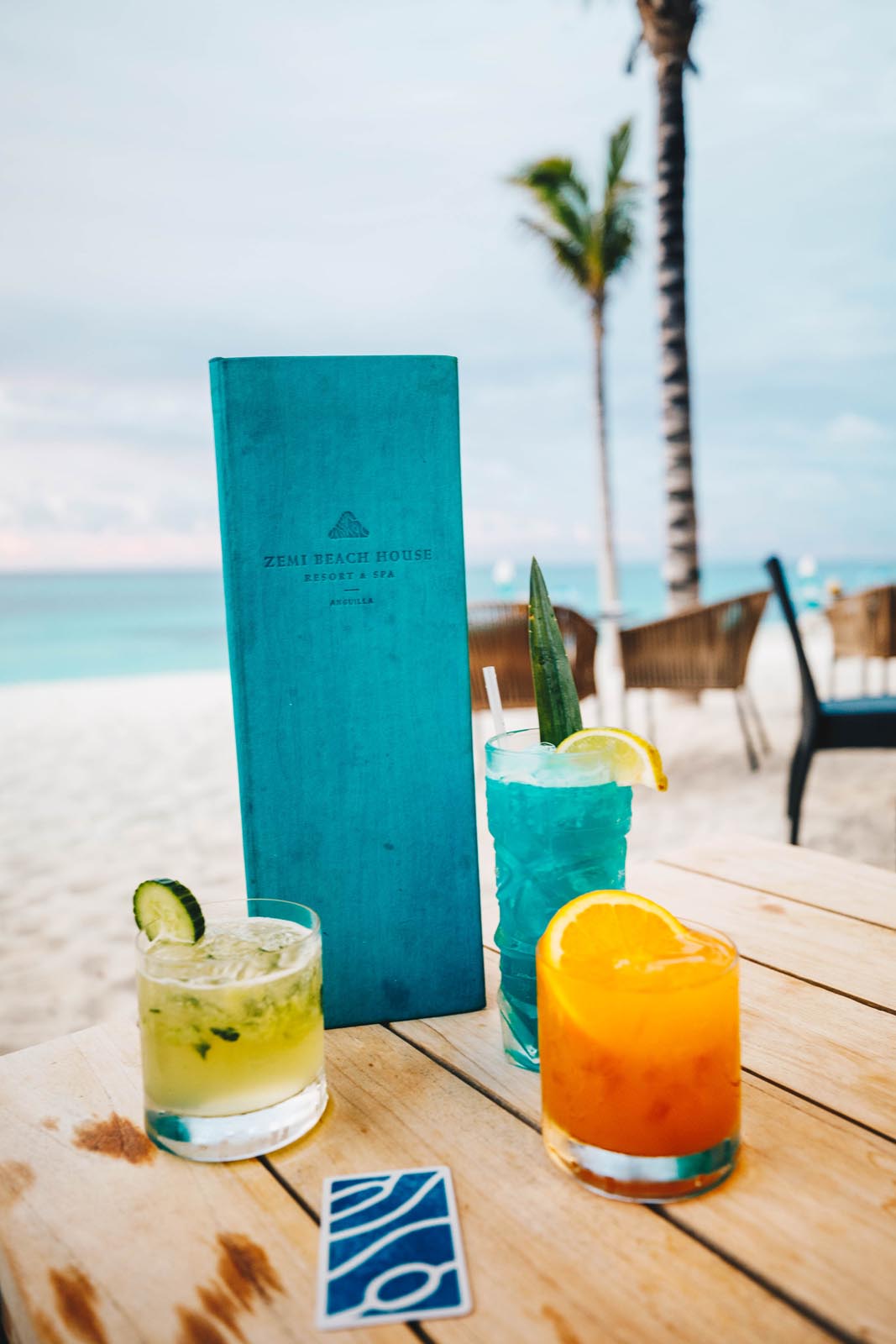 Menu azul ao lado de variedade de bebidas