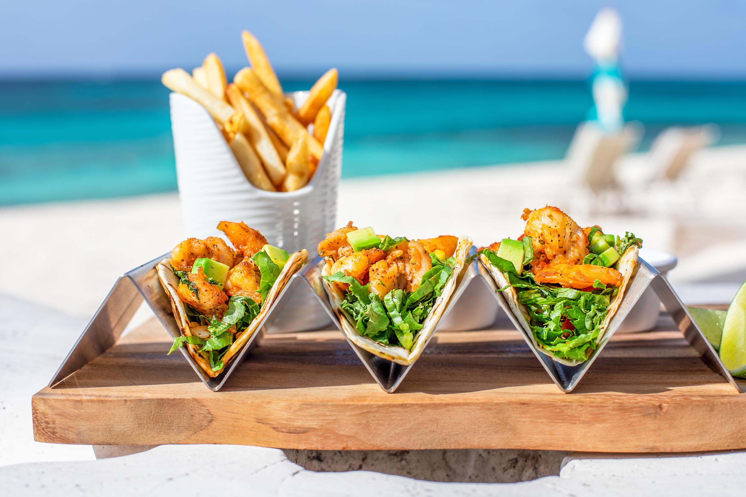 Três tacos de peixe com batatas fritas