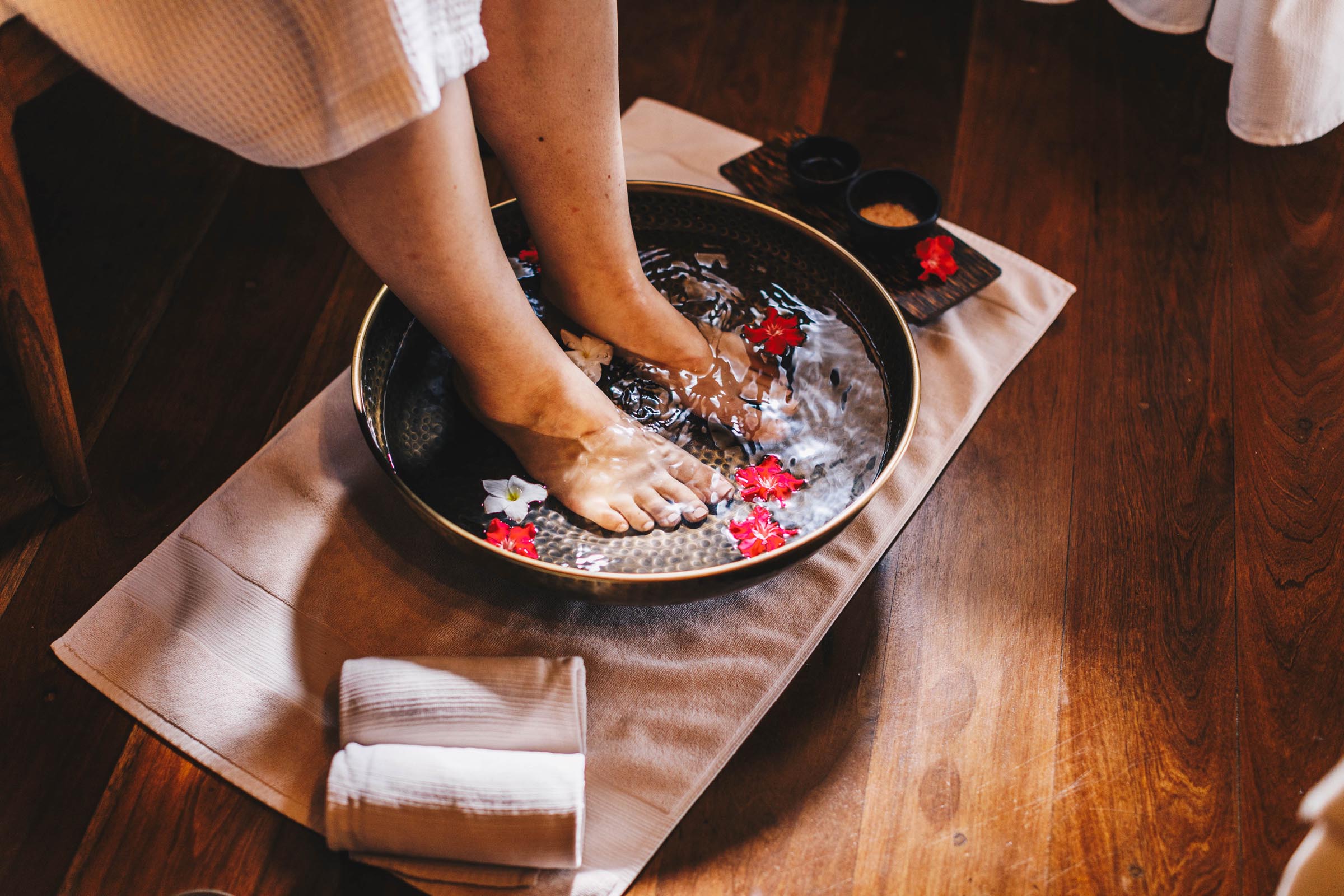 Mulher encharcando os pés no spa